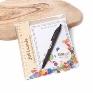 Houten liniaal met naam en persoonlijke tekst, cadeauset voor juf als origineel afscheidscadeau, perfect voor juffendag of einde schooljaar.