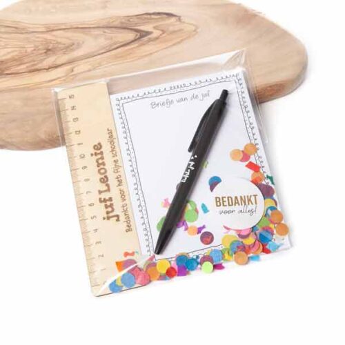 Houten liniaal met naam en persoonlijke tekst, cadeauset voor juf als origineel afscheidscadeau, perfect voor juffendag of einde schooljaar.