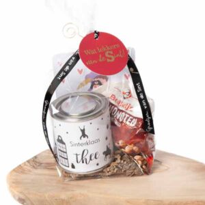 Sinterklaasthee en pepernoten cadeauset. Origineel Sinterklaas cadeau voor de juf, feestelijk verpakt met thee en heerlijke pepernoten.