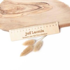 Gepersonaliseerde houten liniaal met naam van de juf – perfect als afscheidscadeau of bedankje einde schooljaar.