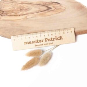Houten liniaal met gegraveerde naam – persoonlijk cadeau voor meester, ideaal als afscheidscadeau